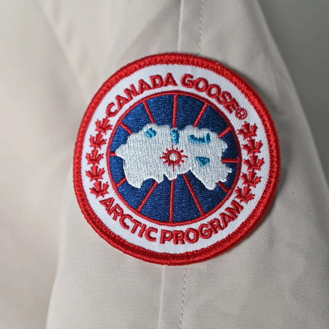 P720 𝐂𝐚𝐧𝐚𝐝𝐚 𝐆𝐨𝐨𝐬𝐞 𝐄𝐱𝐩𝐞𝐝𝐢𝐭𝐢𝐨𝐧 𝟕𝟗𝟗𝟗𝐌 Canada Goose Model 01 Short Down Jacket 🔝Product color: black, off-white, graphite gray, navy blue, sky blue 🔝Product size: XS S M L 2️⃣Exclusively customized 18-count fabrics with the same ZP. Using "Arctic Tech" fabric technology, the outer fabric is 84.5% polyester fiber and 15.5% cotton, the lining is 100% cotton fiber, and the padding is 100% polyester fiber. It is durable, waterproof, windproof, cold-resistant and warm. 3️⃣The lining is made of 40D Nylon AC oil-based glue, with level 5 single-dye fastness. The collar flannel is made of original high-density mercerized velvet, and the pocket fabric is made of elastic high-density polar fleece, which is soft and skin-friendly. The bile cloth is made of 330T polyester anti-velvet No. 7 needle to prevent lint from running away. If there is lint running away, it will be given away for free! 4️⃣The JUKI large-scale sewing machine imported from Japan is professional in stitching and seaming. It completely follows the original 106 stitches on the whole piece of clothing and is reinforced throughout. The length of each jujube follows the original one and is fixed at 1-1.1cm. The density and length are the same as the original one. 5️⃣Yoshida YKK original zipper, Y-shaped double hook Velcro, and the cuffs are made of custom thickened seamless threads. This year, high-elastic spandex gold thread is added to the cuff thread to increase elasticity and strength. From fabrics and gallbladders to buttons and drawstrings, all are custom-developed and authentic. 6️⃣The imported Tajima embroidery machine is used to customize the chest logo with thousands of needles. The pattern is full and three-dimensional, and it is infinitely close to the original product. 7. The fur collars are made from western coyote skins imported from Canada. We purchased 10,000 top-quality fur collars in the spring. The width of the fur collars is 14cm and the length is 55cm. This winter, the quality of the fur collars will be stable throughout the season, eliminating the uneven quality of fur collars in the middle and later stages! 7️⃣Packaging is in a three-dimensional handbag with cards included. It’s more impressive to give it away and keep it for yourself.